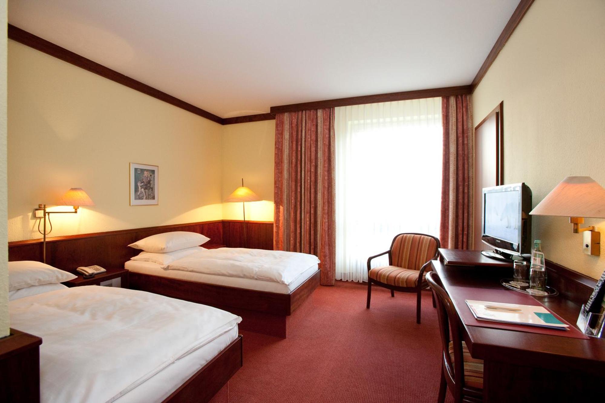 Leine Hotel Pattensen Eksteriør billede