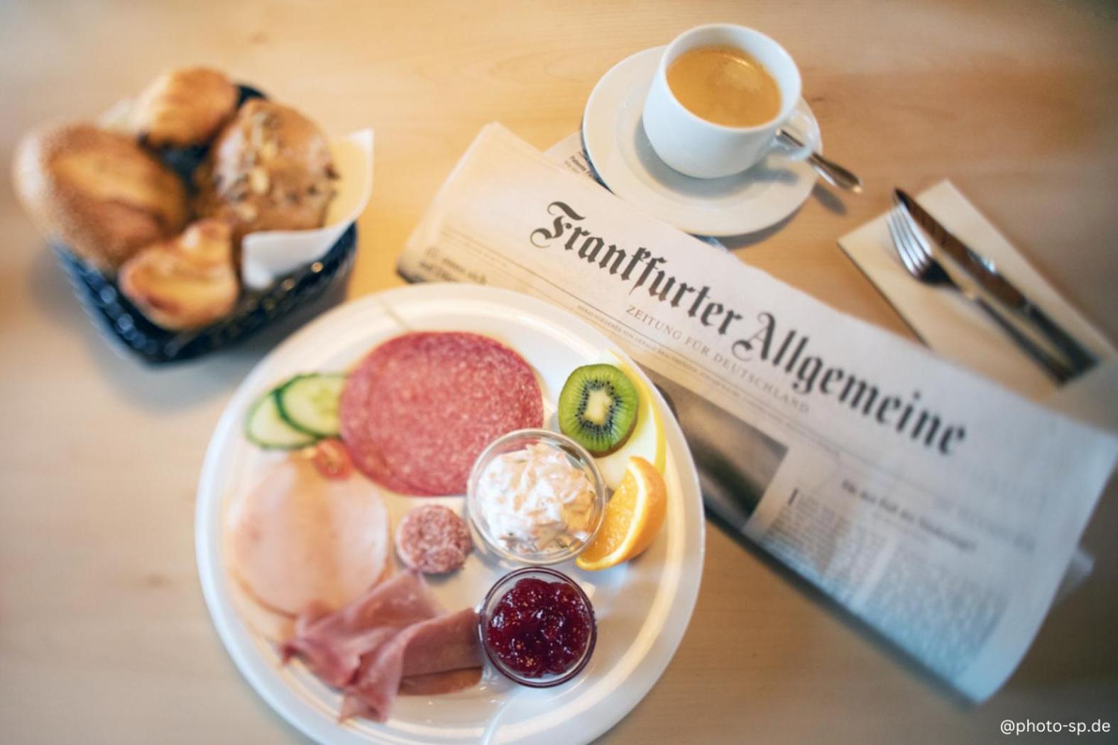 Leine Hotel Pattensen Eksteriør billede