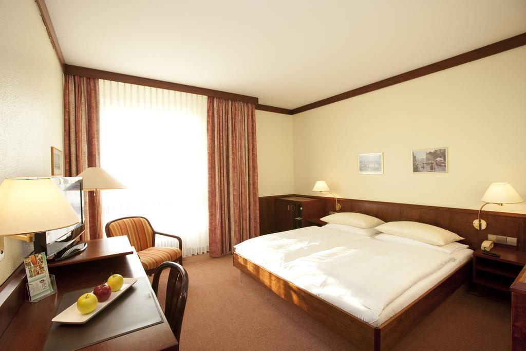 Leine Hotel Pattensen Eksteriør billede